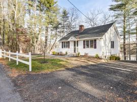 Less Than 3 Mi to UConn Peaceful Home on Pine lake, hotel in Coventry