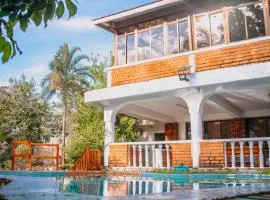 Capri Villa w Swimming Pool, Pool Table, Lake View