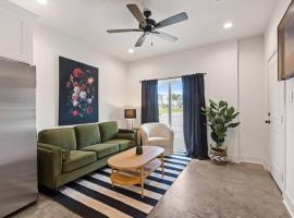 Teche House KING Bed Luxury Getaway Fast WiFi, hotel v destinaci Lafayette