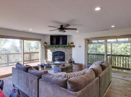 Ski, Hike and Fish Mtn-View Gem with Deck in Tuolumne, hotel di Tuolumne