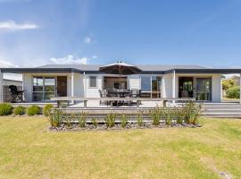 Kowhai Retreat - Matarangi Holiday Home, Hotel in Matarangi