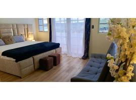 Luxury suite with ocean view and private balcony in San Crist&oacute;bal, King Bed, Kitchen, AC, WiFi, HotWater,1Bath - Arena - Gal&aacute;pagos Home, Luxushotel in Puerto Baquerizo Moreno