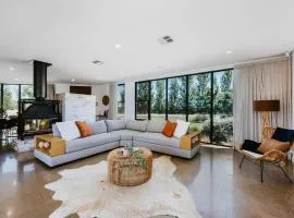 The Wine Manor - Lavish Poolside Living