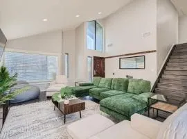 Tropical House with Heated Pool 10 Min to Strip