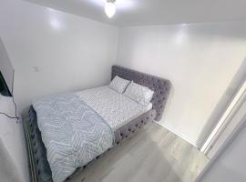 Private Room Near Airport D4, βίλα σε Μπράμπτον
