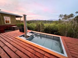 ElSueño Mountain Retreat with hot tub and indoor fire place, hotel v destinaci Sedgefield