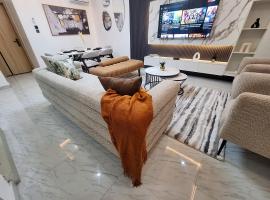 Nara Luxe -- 24hours Power Supply, Board games, Pool and Gym, hotell i Lagos