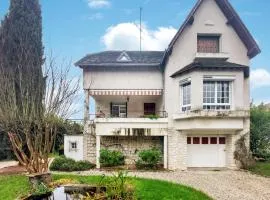 Nice Home In Montrichard