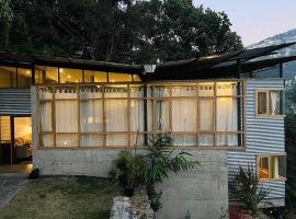 StayVista at Gassa Home with Mountain View, BBQ, Lawn at Gangtok, vila v destinaci Gangtok