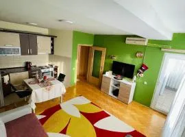 Yellow Moon Hostel&Apartment