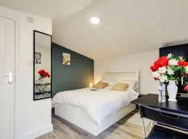 Luxury Studio Cabin - Central Location - Parking