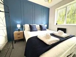 Stylish 3BR Hideaway in Shrewsbury - Business Ready, Leisure Friendly By Parydise Properties