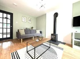 Cresswell Crescent Urban Retreat - Spacious & Stunning 3BR Home with Parking by Parydise Properties - Designed for Business & Leisure Stay