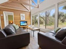 Tanjil - Waterfront Retreat