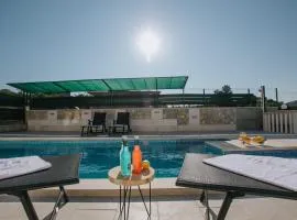Geräumiges Ferienhaus Mit Pool Für 9 Personen