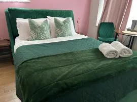 The Lily Pad near Poole Dorset Self contained private entrance and free parking