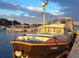 Hébergement insolite en demi-pension et excursion gastronomique en bateau