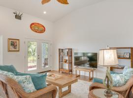 Oceanfront Home with Pool Access, Views in Papaikou, hotell sihtkohas Papaikou