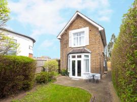 Holiday House Close to Heathrow, hotel in Egham