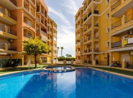 Sunny ground floor apartment with a large terrace and direct access to the pool, khách sạn ở La Mata