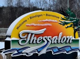 Thessalon Heritage Nook on Hghwy 17- Space Share, hotel din Thessalon