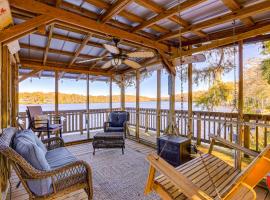 Dock, 6 Mi to Manatee Springs! Riverfront Paradise, hotel in Chiefland