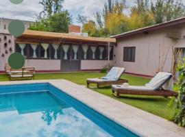 Berdina casa estilo loft con jardín, parrilla y cochera a 3 cuadras de la plaza de Chacras de Coria, hotel in Chacras de Coria