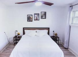 Private Suite near Busch Gardens Adventure Island USF and I-275, hotel v destinaci Tampa