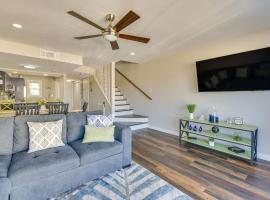 Walk to Okaloosa Island Beach Coastal Condo!, ξενοδοχείο σε Fort Walton Beach