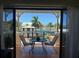 Marina View Apartment - Steps away from CBD, Ferry & Stadium