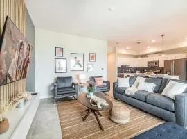 Chic 2Bed Condo at Storey Lake Mickey Room