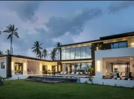 Casa black and white frente al mar