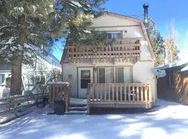 Country Cottage - Near Hiking Trails, Fireplace, Deck, Barbecue