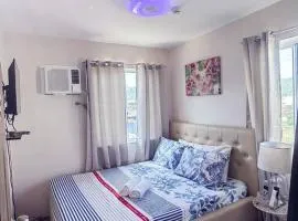 Fully 2br 8Spatial Condo Maa with netflix, poolwifi