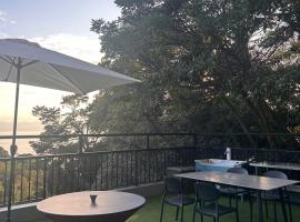 真鶴町ペットと泊まれてBBQも可能な広々ワンフロア貸切apartment Hotel途乃中，位于真鹤町的酒店