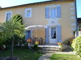 Gîte familial avec jardin au bord de l'eau, terrasses, vélo, jeux, proche Charente, WiFi inclus - FR-1-653-189