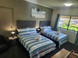 Coastal Breeze Studio- Steps from CBD,Stadium&Ferry, hotel in Townsville