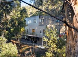 TheTree House Hobart Sleeps 8-2 Bath, hotel in Taroona