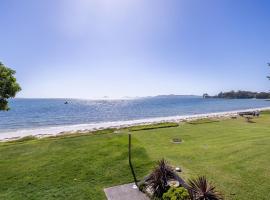 Boondelbah 4, 29 Soldiers Point Rd - waterfront bliss, hotel in Soldiers Point