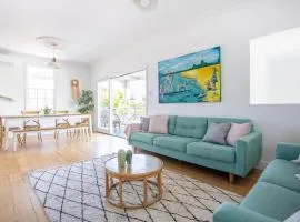 Charming Beach Cottage - Stroll to Cafes, Beach & Creek