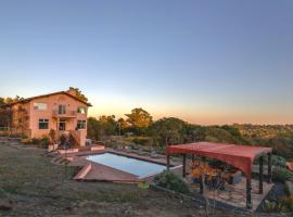5 Acre Villa Retreat with Vineyard Pool Spa & Amazing Views of Sonoma County, hotel di Sebastopol