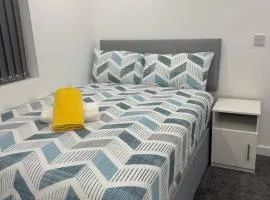 1 Bed Flat - Sleeps 2 - Parking - Wifi