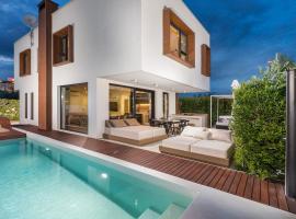 Villa Adora for 6 people in Pula with private pool & children playground、プーラのホテル