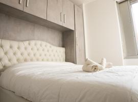 Free Parking - San Gerardo cosy apartment, hotel v destinaci Vedano al Lambro