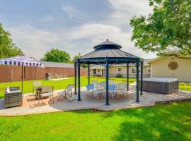 8b 4b nearby pool Blanco wine trail town sq โรงแรมในBlanco