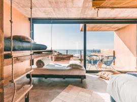 Noah Surf House Portugal, hotel v destinaci Santa Cruz