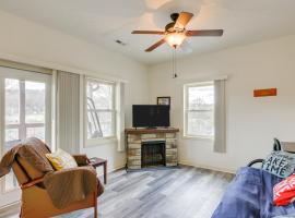 Apt with Lake Views - Day Trip to Virginia Tech!, hotel in Radford