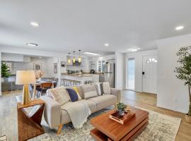 Cozy Bothell Rambler with Office Game room bar and XL Fenced Yard, hotel v destinaci Bothell
