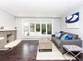 Cozy 3BR Home with Parking, Backyard and Near Transit