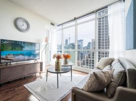 Chic 2BR and Den Condo with Lake and CN Tower Views and Parking, Hotel in Toronto